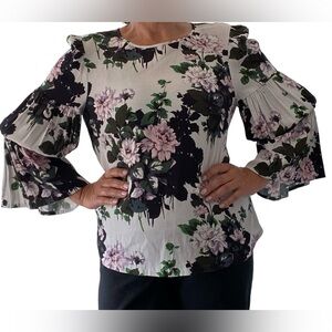 Club Monaco women’s blouse EUC Size L bell sleeves